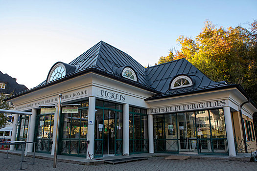德国巴伐利亚新天鹅堡游客中心的巴士站