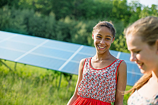两个女孩,农场,户外,大,太阳能电池板,地点,后面