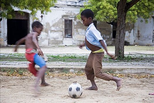 男孩,玩,足球,殖民地,房屋,莫桑比克