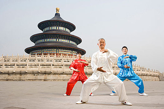 中国武术--有三个人在天坛祈年殿前练太极