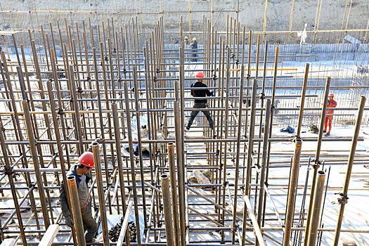 四川建设工人驰援双河市城市建设