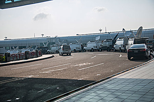 台湾桃园国际机场航站楼旁停放的一排电视转播汽车