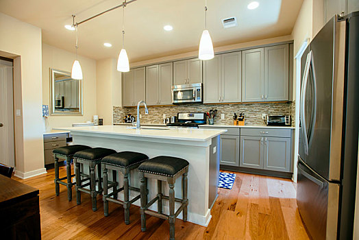 现代住宅,厨房,绿色,灰色,合适,厨房操作台,高,吧椅,木地板