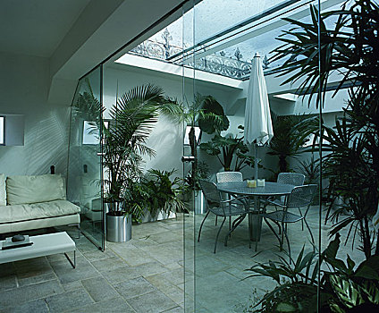 温室,砖地,玻璃屋顶,金属,餐桌,椅子