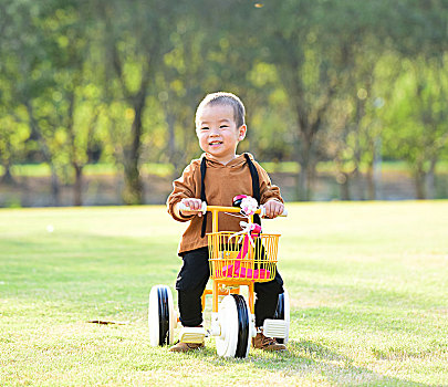 小男孩骑三轮车