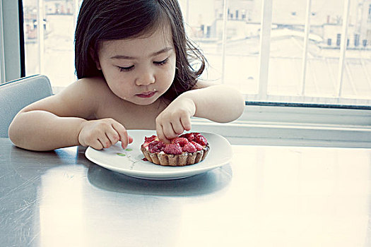 小女孩,吃,树莓馅饼