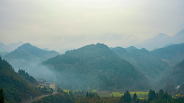 重庆酉阳,春晨雨中朦胧美