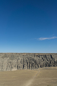 新疆晴天下的戈壁大峡谷