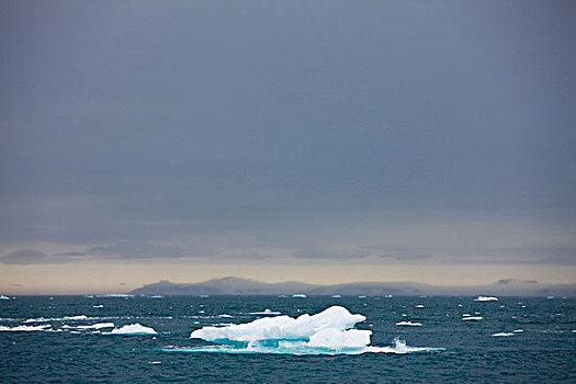 挪威,斯瓦尔巴特群岛,冰山,冰原,海洋,风暴,夏天,早晨
