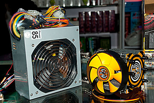 电子设备－台式电脑cpu黄色巨型风扇,电源特写