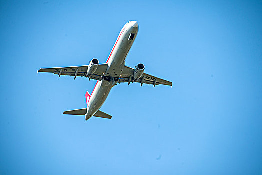 四川航空的飞机正从重庆江北机场起飞