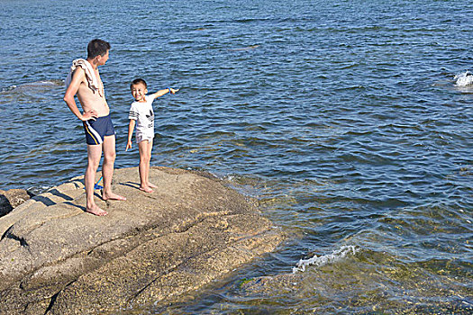 海中父子下海海边玩玩耍父爱亲子旅游出游水边