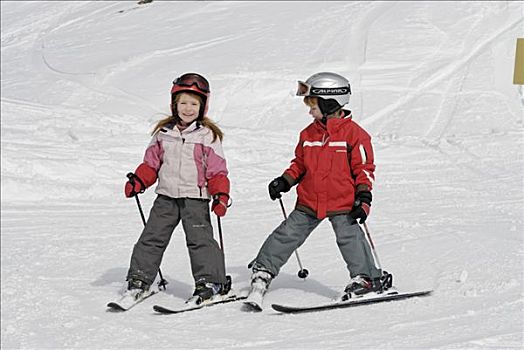 两个孩子,滑雪,山峦