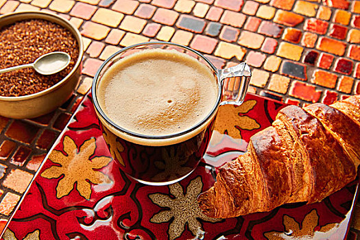 早餐,咖啡,牛角面包,红糖,红色,褐色,砖瓦,桌子