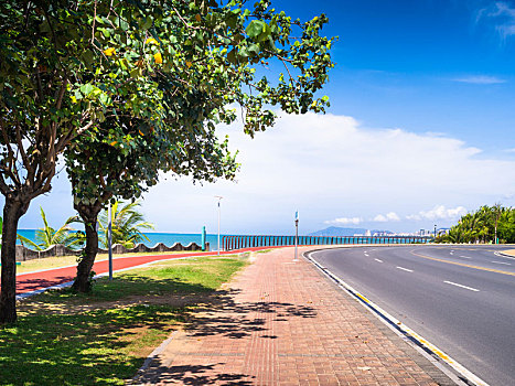 三亚湾道路交通城市风光