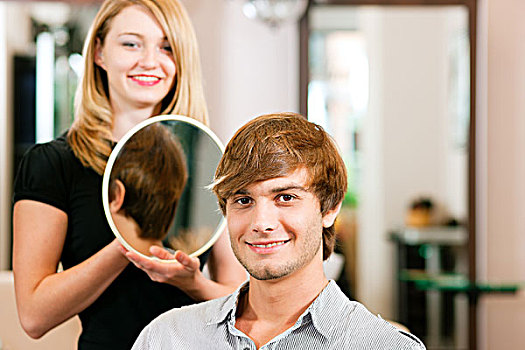 男人,美发师,切削,展示,结果,镜子