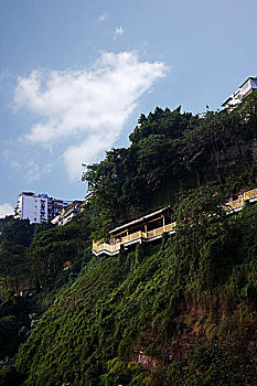 建在悬崖峭壁上的重庆山城步行道石板坡长江大桥地段