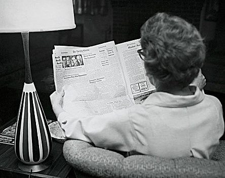 后视图,女青年,读,报纸