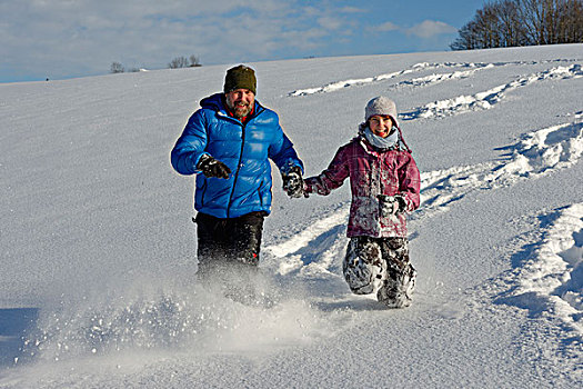 父亲,女儿,跑,大雪,坏,上巴伐利亚,巴伐利亚,德国,欧洲