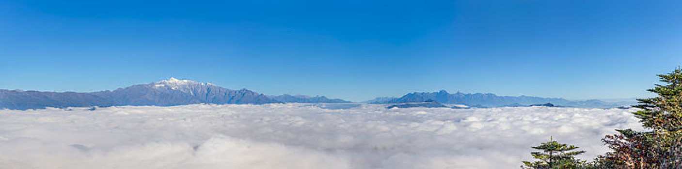 全景云海雪山