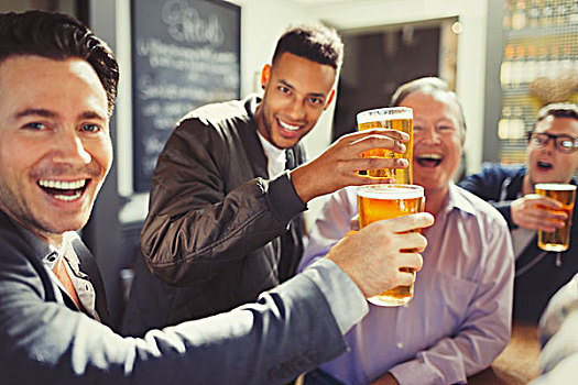 热情,男人,朋友,祝酒,啤酒杯,酒吧