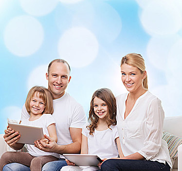 家庭,休假,科技,人,微笑,母亲,父亲,小,女孩,平板电脑,电脑,上方,蓝色,背景