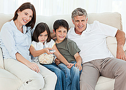 家庭,看电视,吃,爆米花