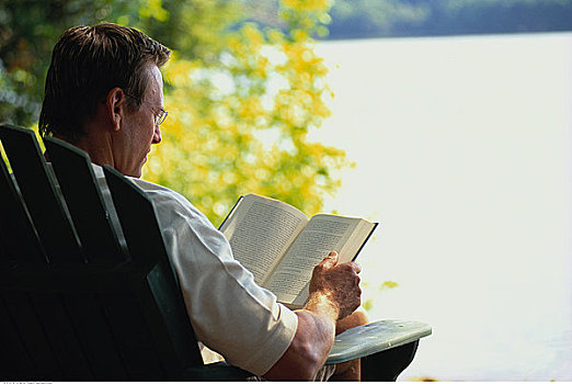 男人,坐,椅子,读,书本,靠近,湖