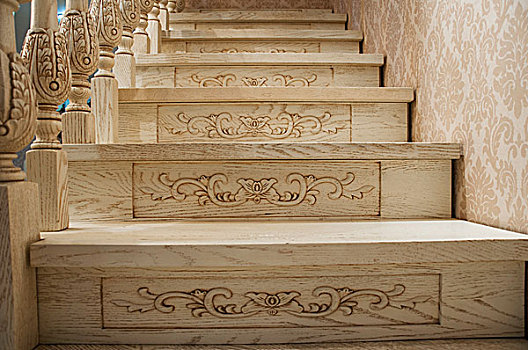 白橡木制作的楼梯踏步