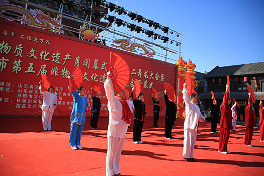 山东省日照市,市民在街头表演打太极,犹如行云流水让人赏心悦目