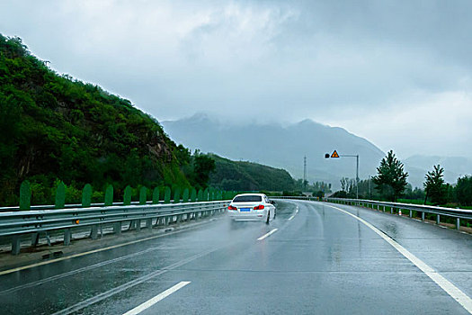 山间公路穿行于云雾之中