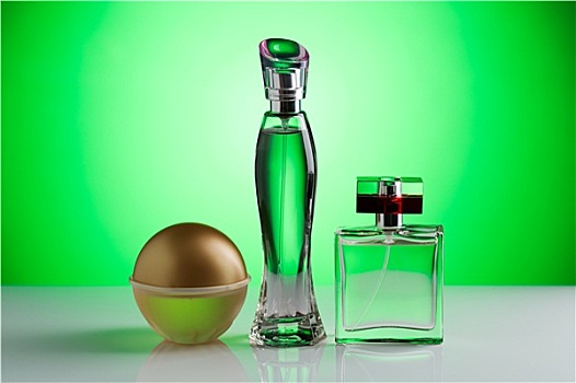三个,香水瓶,鲜明,绿色背景