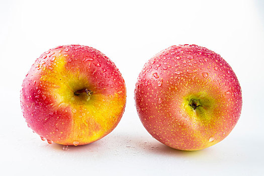 两个新鲜带水珠的红苹果头部与底部特写