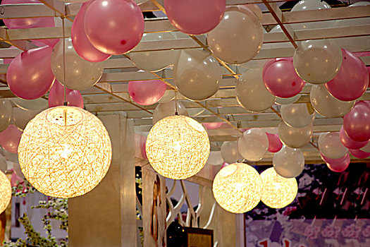 重庆婚博会天花板上的气球与吊灯