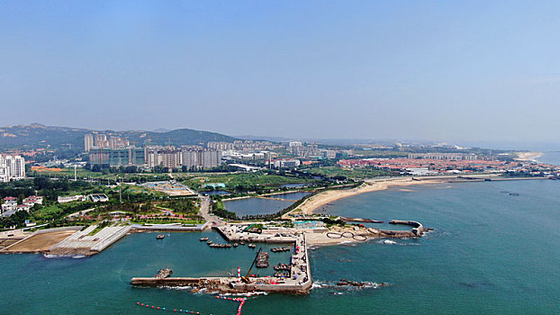 山东省日照市,航拍波光粼粼的渔码头,渔船停泊在蓝色港湾