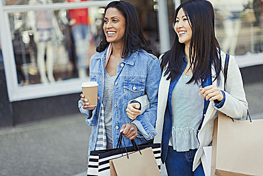 微笑,女人,朋友,走,挽臂,店面,咖啡,购物袋