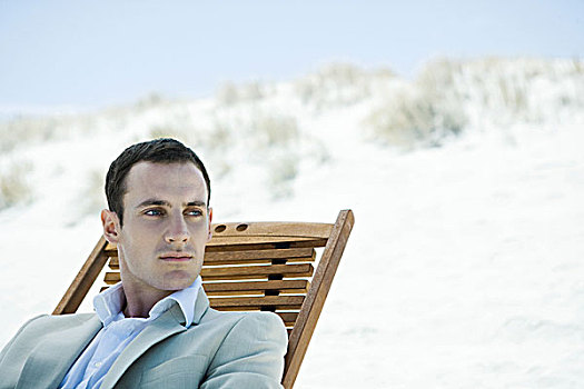 商务人士,坐,折叠躺椅,海滩,看别处