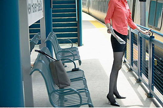职业女性,等待,地铁