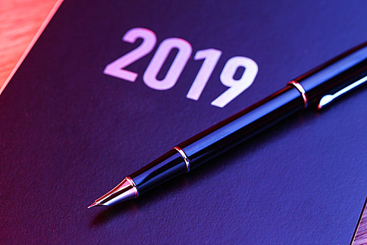 钢笔放在2019新年台历上