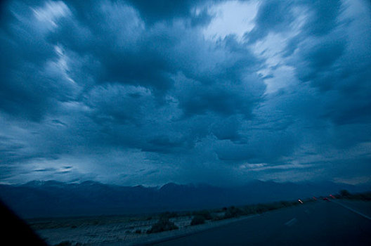 驾驶,北方,公路,蓝色,雨,云,高处,暗色,道路,仰视,镜头,移动,内华达,山,山脉,美国