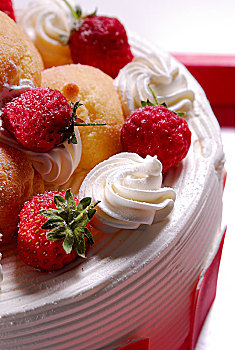 草莓泡芙蛋糕