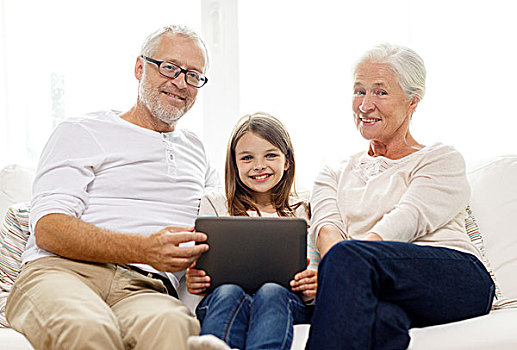 家庭,科技,人,概念,微笑,爷爷,孙女,祖母,平板电脑,电脑,坐,沙发,在家