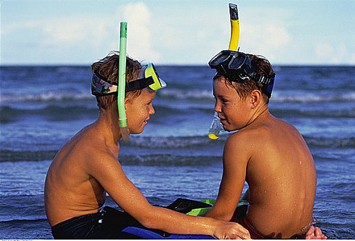 两个男孩,泳衣,坐,海滩,潜水