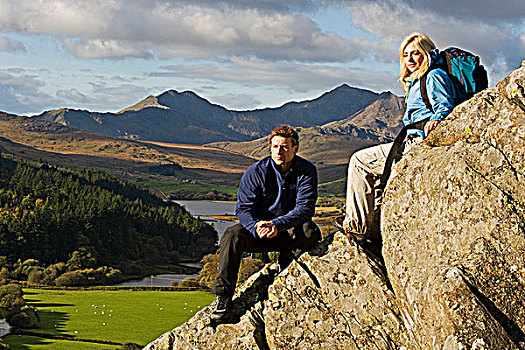 北威尔士,雪墩山,男人,女人,坐,石头,背景,山,斯诺顿