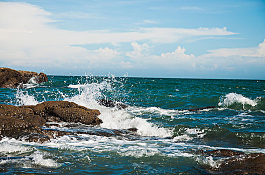 海浪与礁石