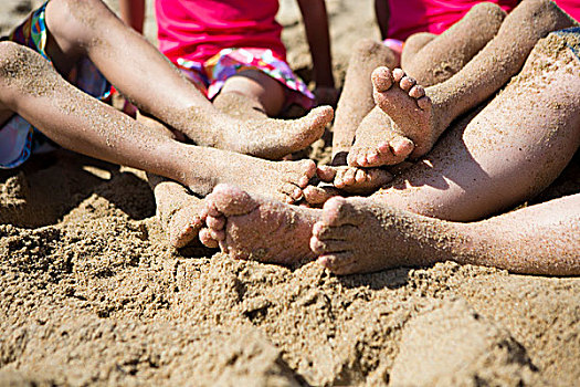 沙,覆盖,腿和脚,女人,四个孩子