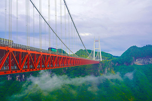 湘西矮寨大桥风景区,云雾缭绕美景如画