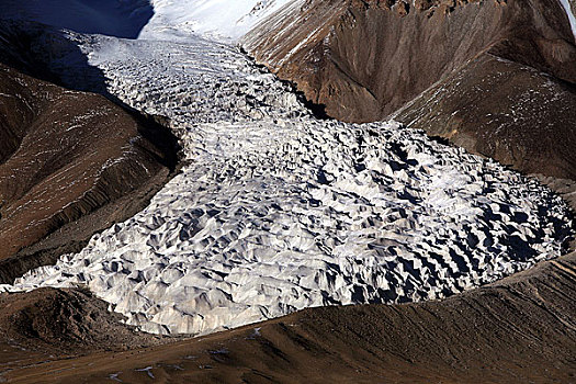 可可西里布格达坂峰有大面积的冰川向下延伸