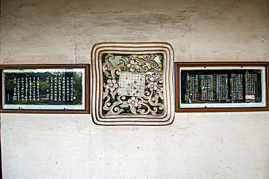 吴江市同里古镇珍珠塔景园长廊墙上镂空雕刻图案----琴棋书画
