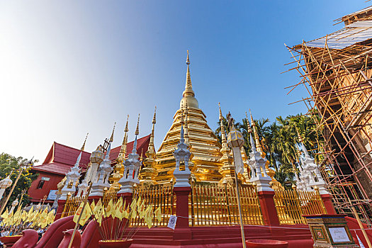泰国清迈盼道寺内巨大的金色佛塔